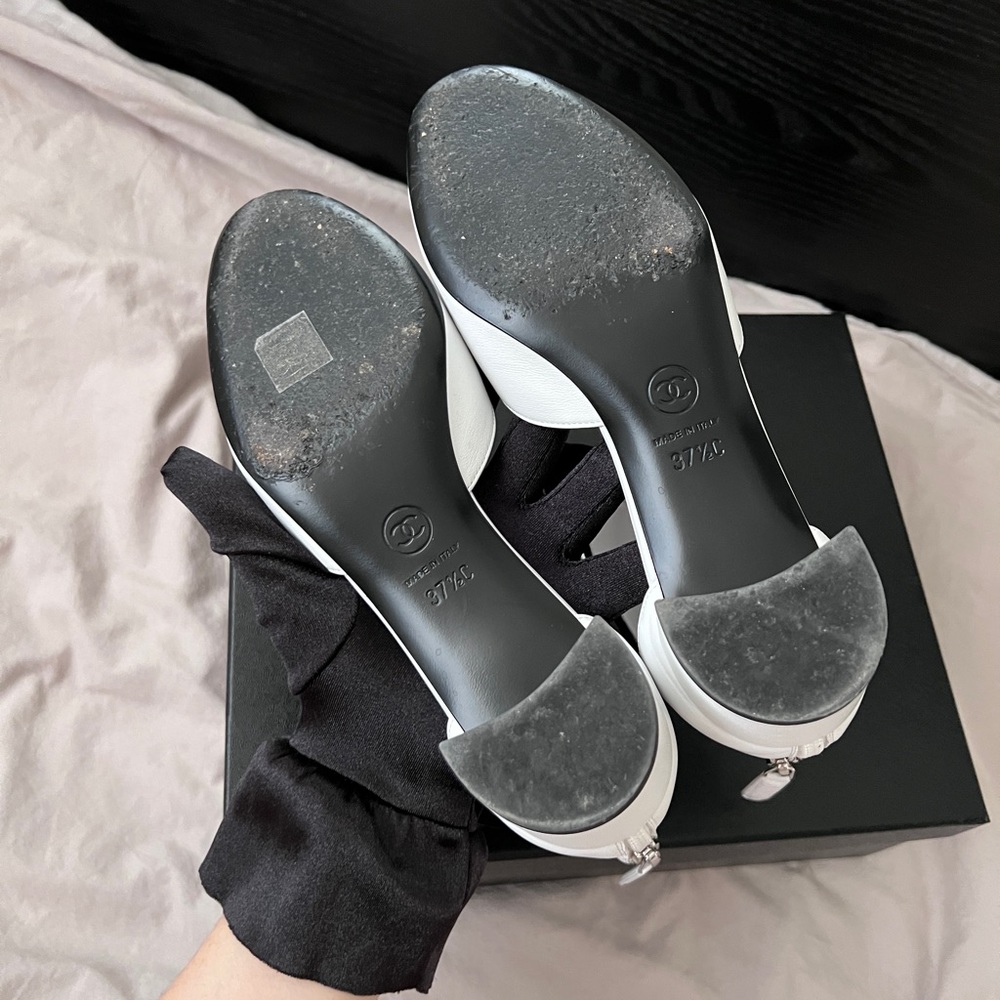 Auth Chanel White/ Black Leather Velvet Bow Pumps -Size.37.5  (PreLoved) - Picture 11 of 15